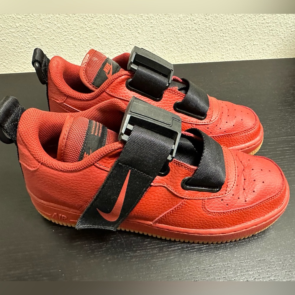 NIKE AIR FORCE 1 UTILITY (GS) DUNE RED-BLACK